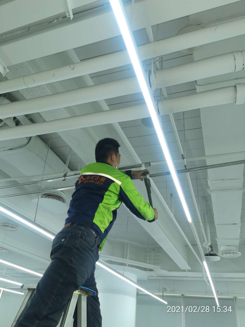 中央空調(diào)拆裝師傅針對辦公室中央空調(diào)拆裝，需注意這四點事項